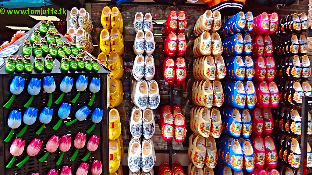 Avoid These Pitfalls When Buying Your Souvenirs Featured Image