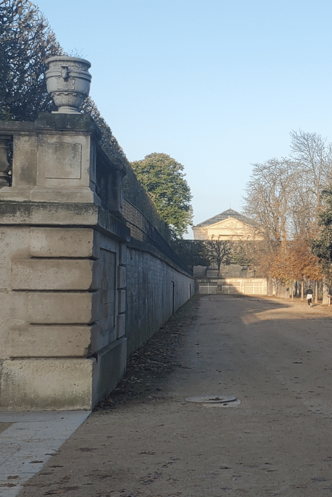 Easy Ways to Get Around Paris definitely walk when you can